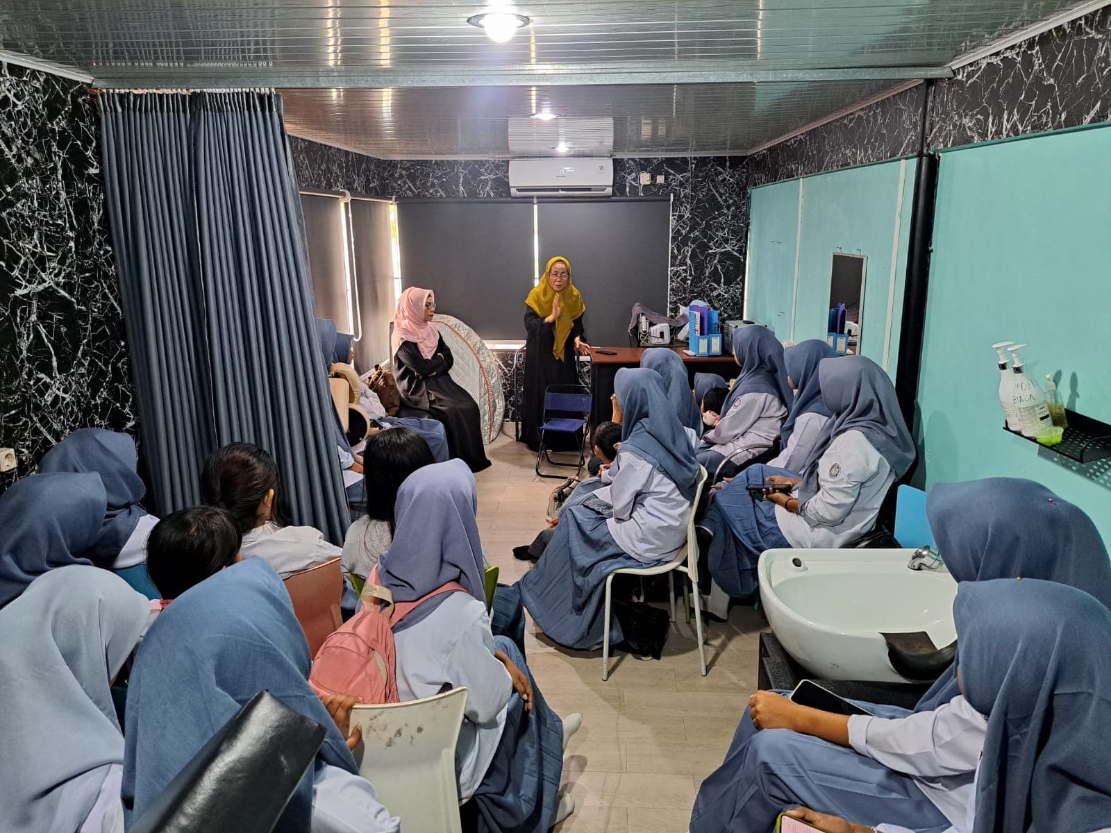 Owner Prima Salon & SPA Kendari Terima Kunjungan SMKN 3 Kendari, Perkenalkan Budaya Industri Sejak Dini